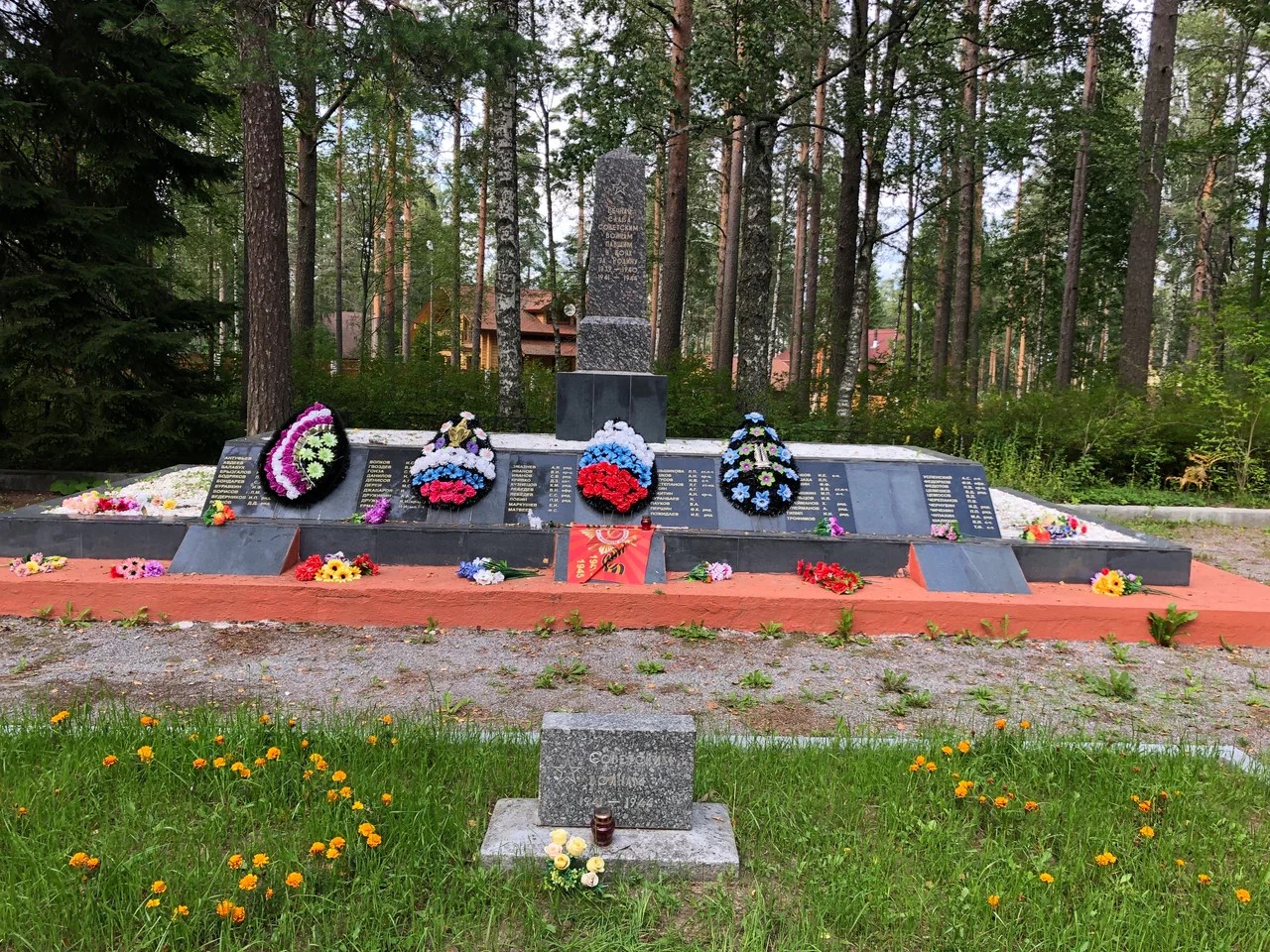 Братская могила советских воинов №13